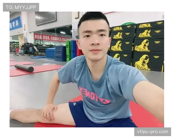 郑思维训练像修行，出门拎着五个大牌购物袋，反差太上头